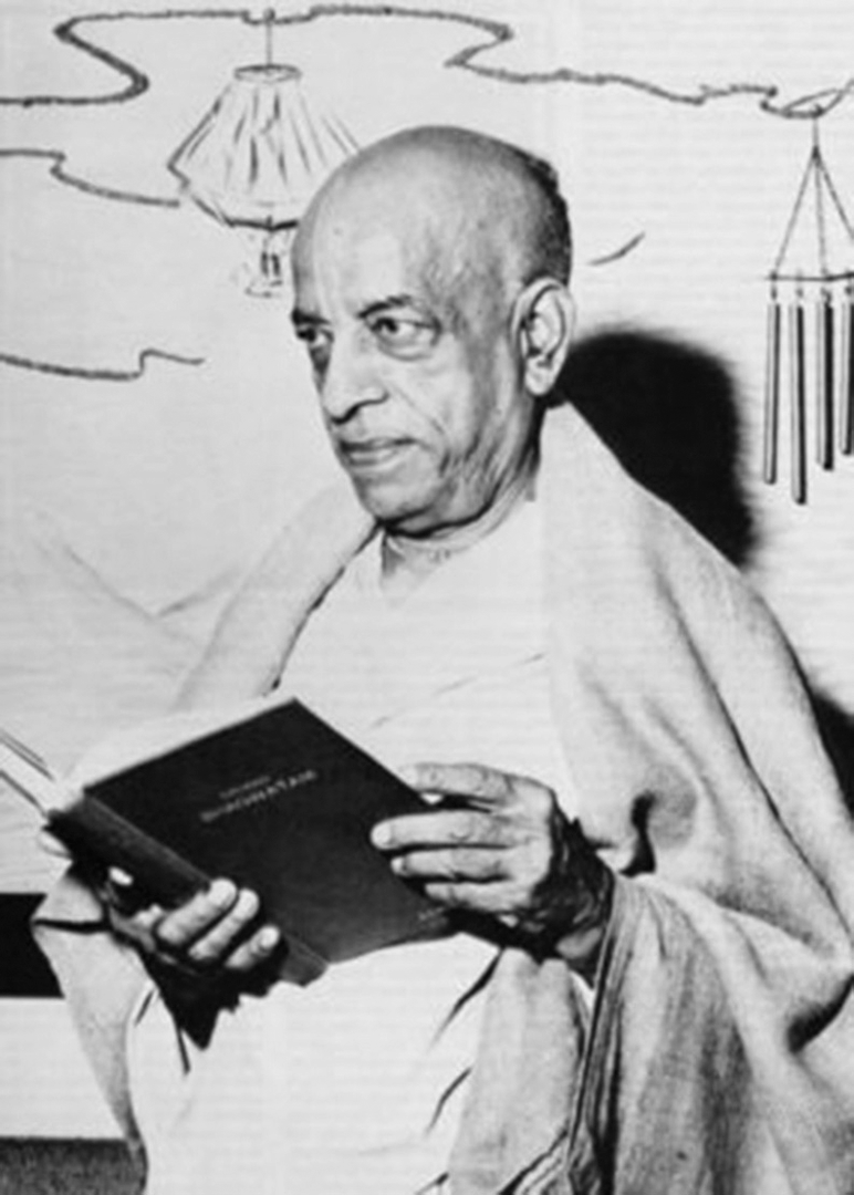 Śrīla Prabhupāda, poco después de su llegada a América, fotografiado por un periodista del Butler Eagle en Pensilvania, en sepƟembre de 1965. SosƟene en sus manos el primer tomo del Primer Canto del Śrīmad-Bhāgavatam, la escritura revelada que transmite bhāgavata-kathā, las palabras de y sobre Bhagavān, la Suprema Personalidad de Dios.