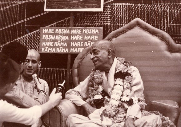 Prabhupāda und Reporter am Flughafen Orly. Guru Gauranga dolmetscht.
