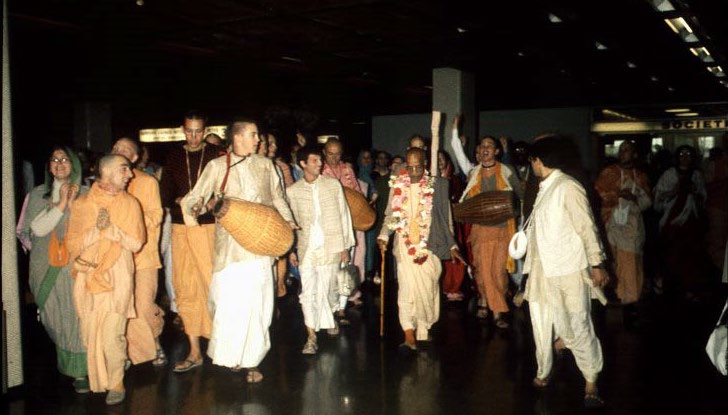 Prabhupādas Ankunft am Flughafen Orly