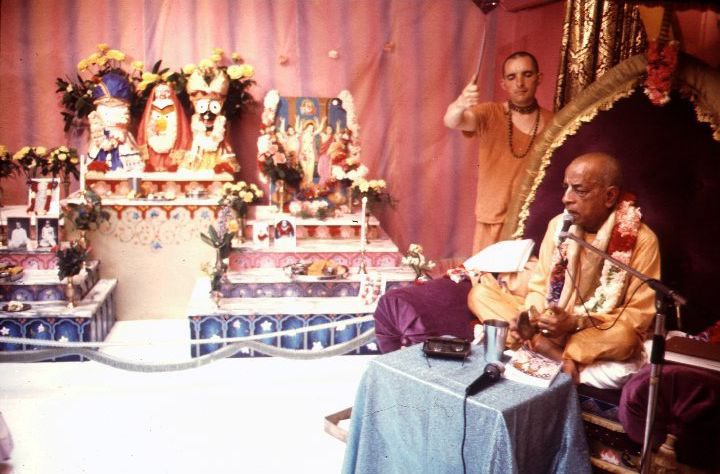 La instalación de Jagannātha, Baladeva y Subhadra